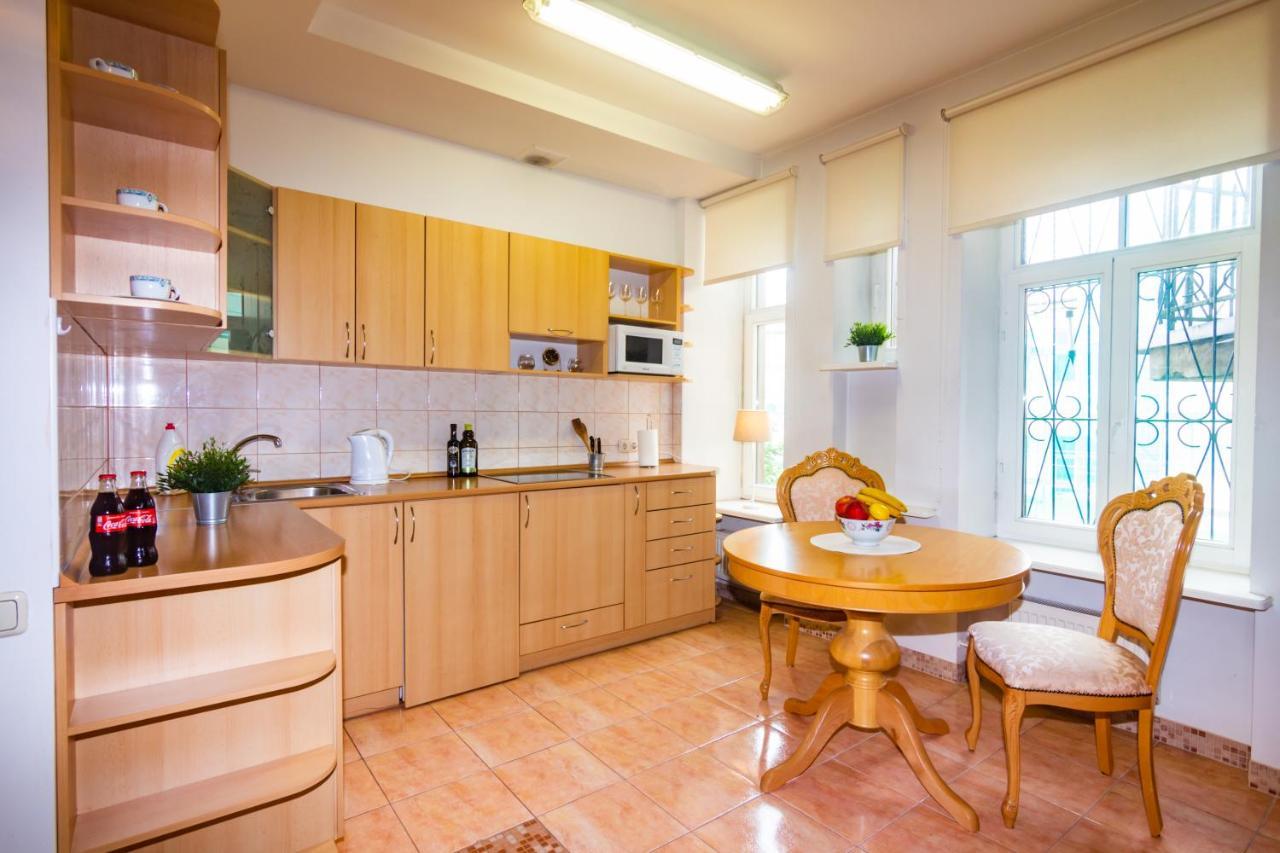Classic Style Apartment In The Center Of Riga Bagian luar foto