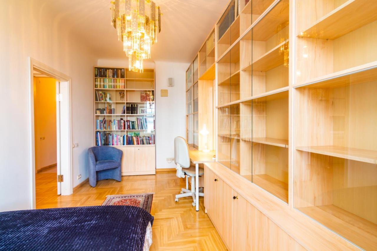 Classic Style Apartment In The Center Of Riga Bagian luar foto