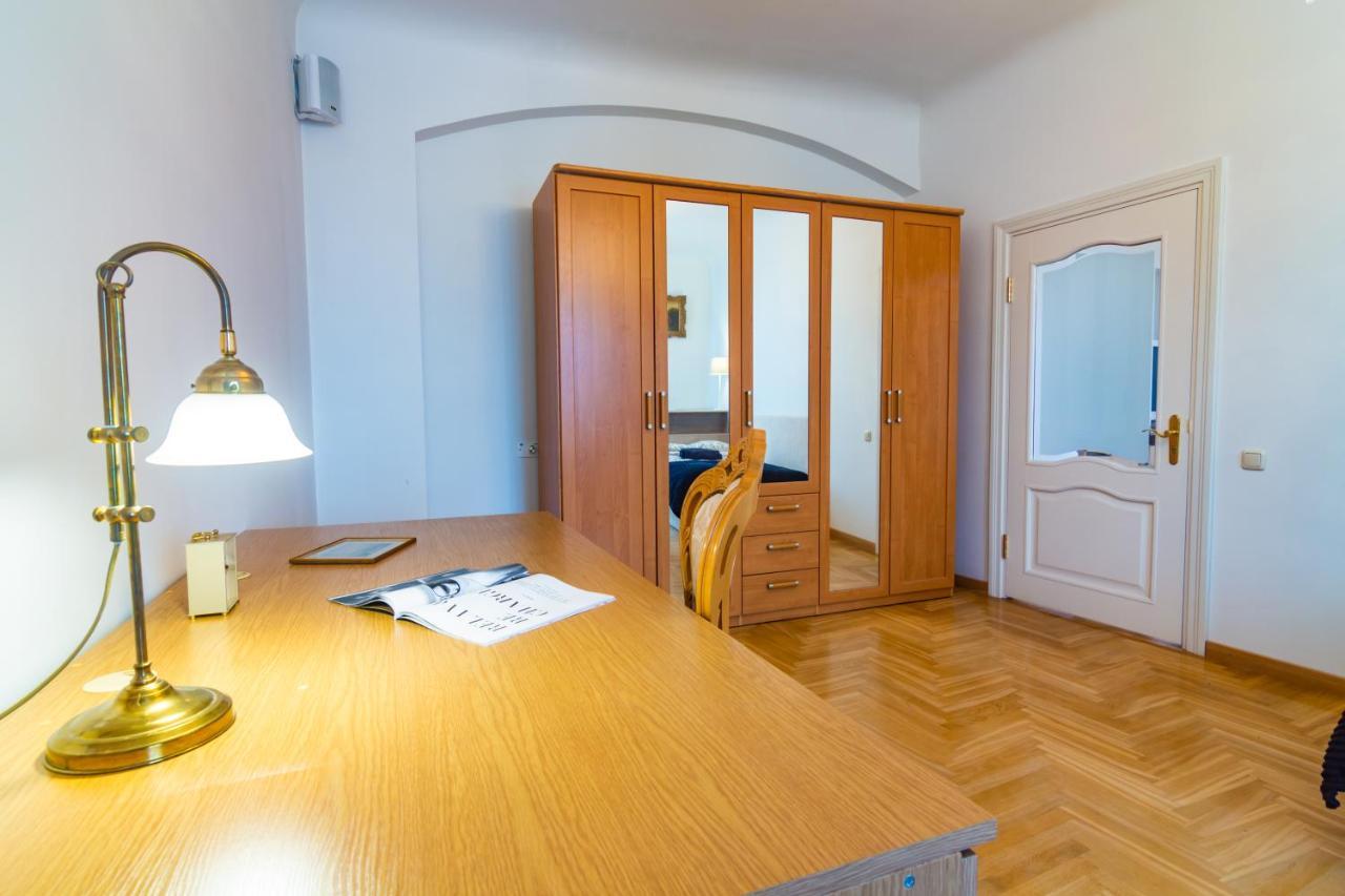 Classic Style Apartment In The Center Of Riga Bagian luar foto