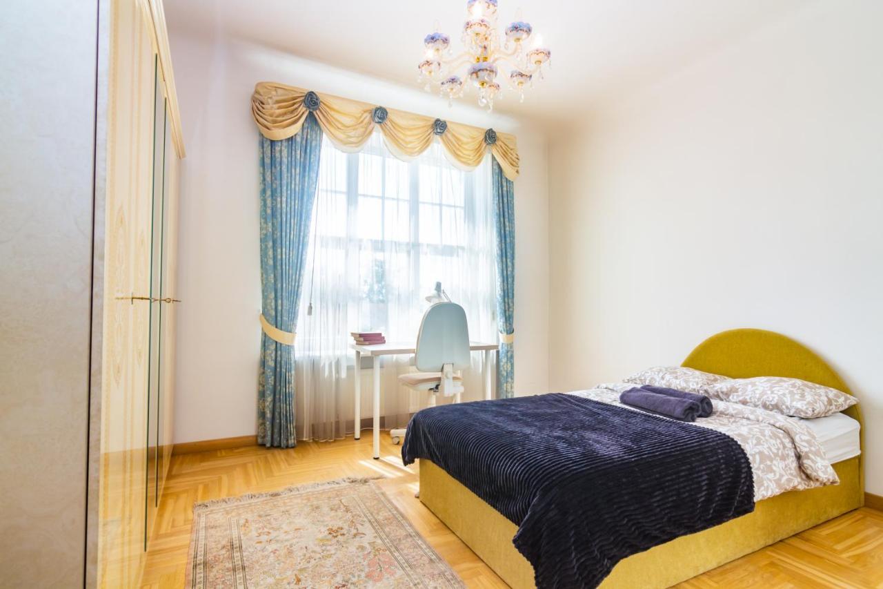 Classic Style Apartment In The Center Of Riga Bagian luar foto