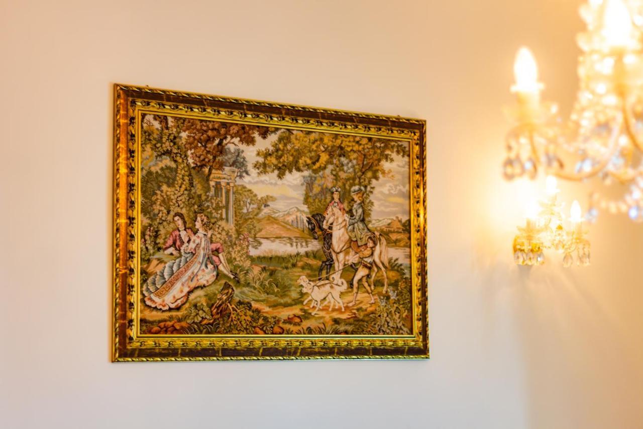 Classic Style Apartment In The Center Of Riga Bagian luar foto