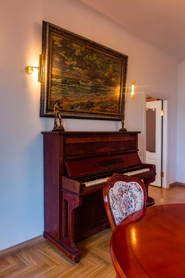 Classic Style Apartment In The Center Of Riga Bagian luar foto