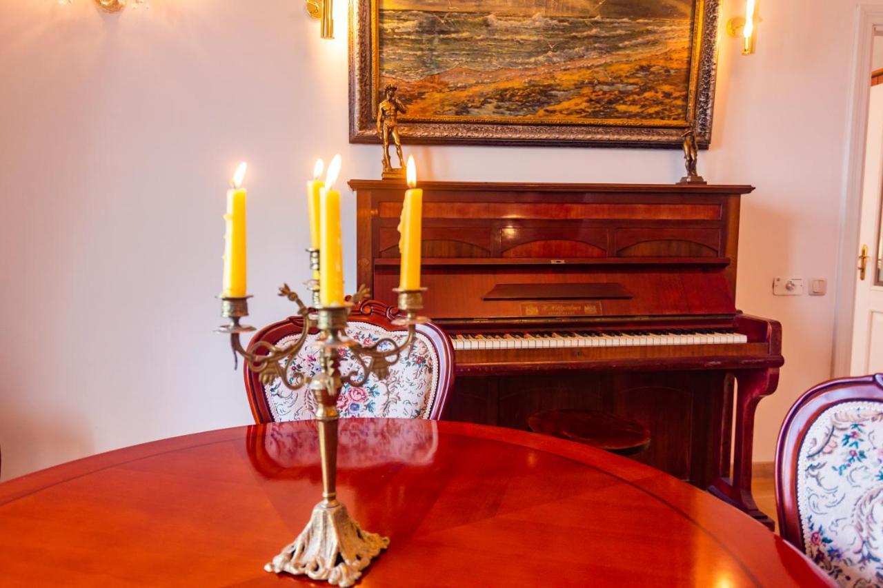 Classic Style Apartment In The Center Of Riga Bagian luar foto