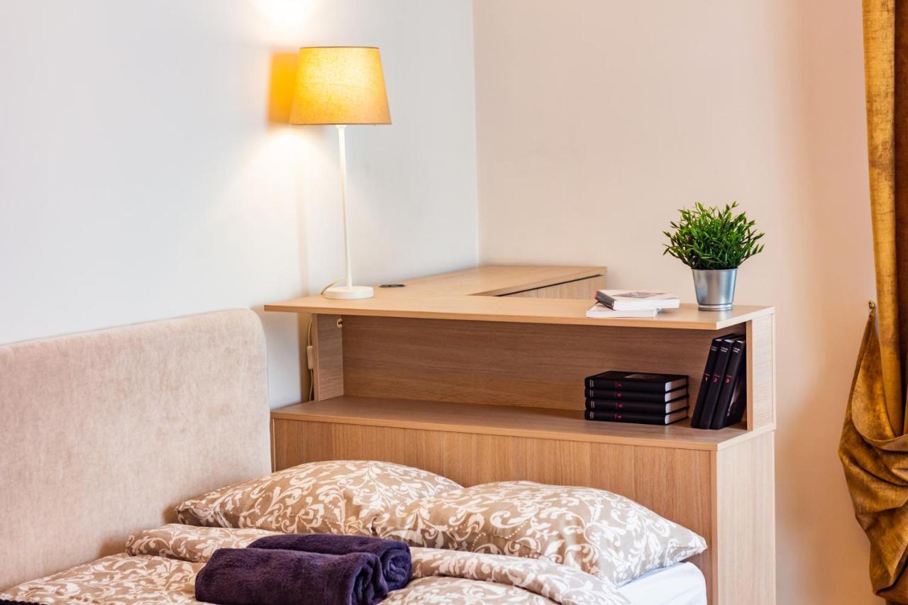 Classic Style Apartment In The Center Of Riga Bagian luar foto