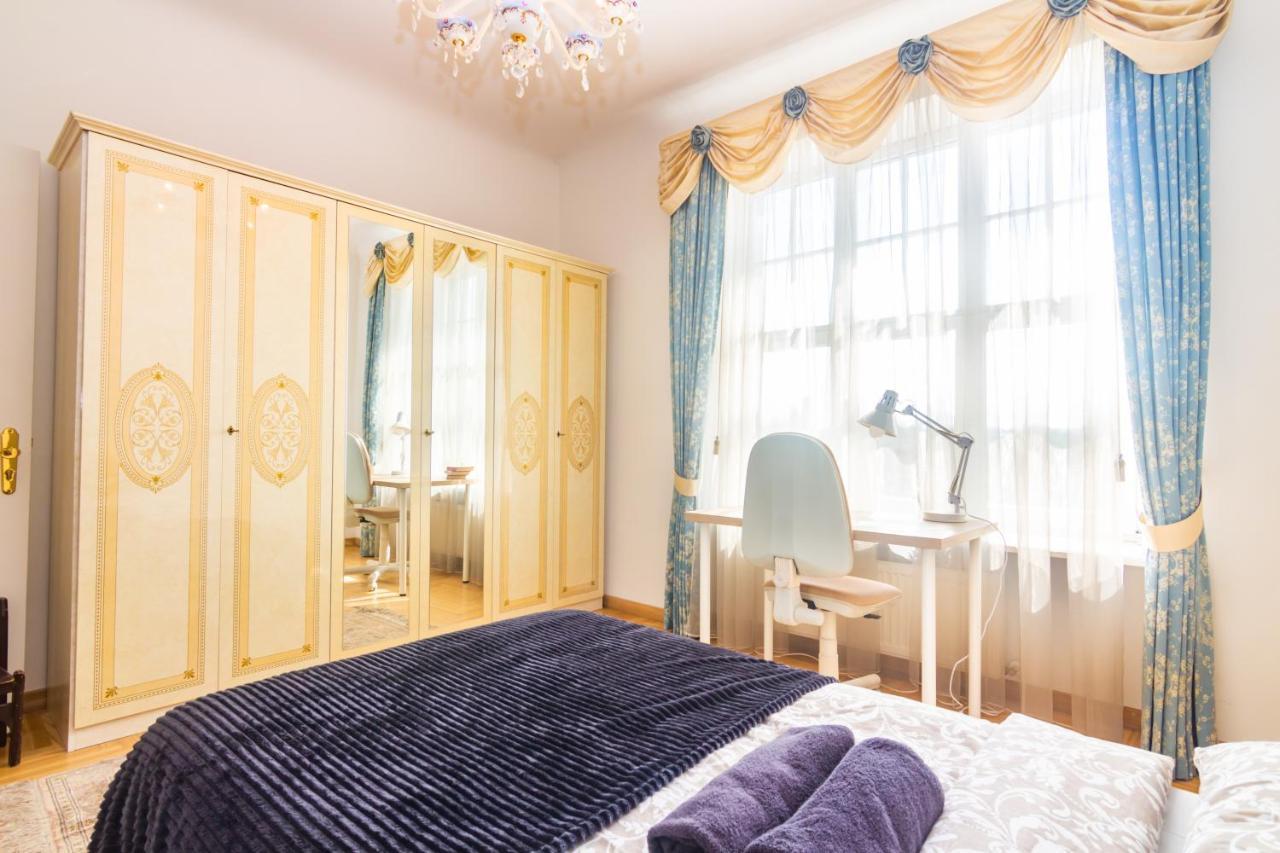 Classic Style Apartment In The Center Of Riga Bagian luar foto
