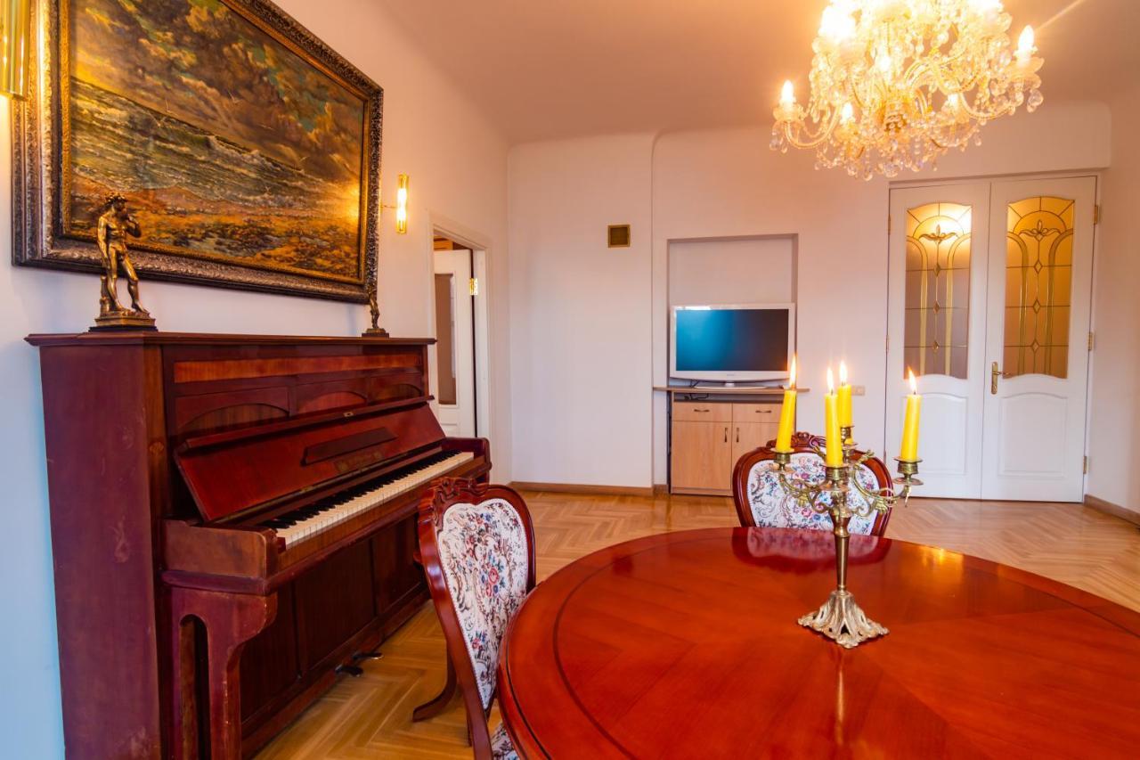 Classic Style Apartment In The Center Of Riga Bagian luar foto
