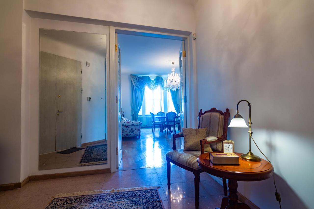 Classic Style Apartment In The Center Of Riga Bagian luar foto