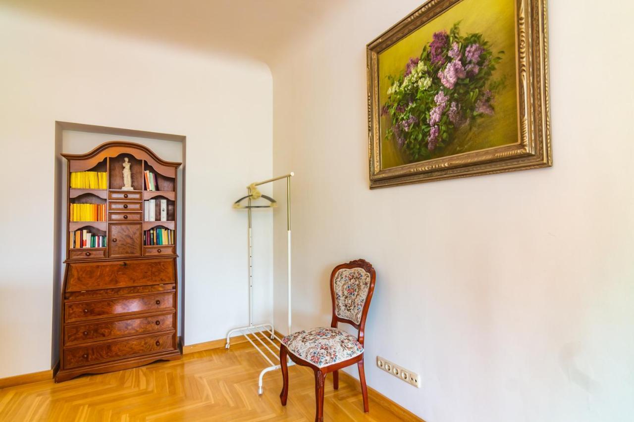Classic Style Apartment In The Center Of Riga Bagian luar foto