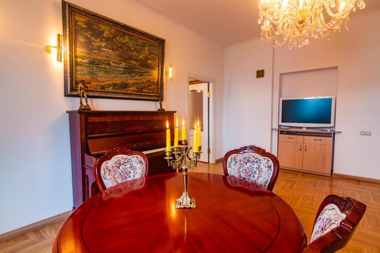 Classic Style Apartment In The Center Of Riga Bagian luar foto