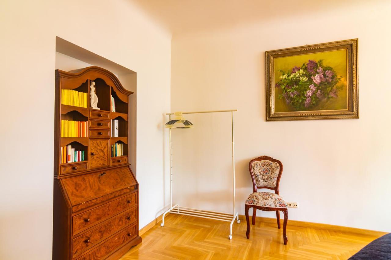 Classic Style Apartment In The Center Of Riga Bagian luar foto