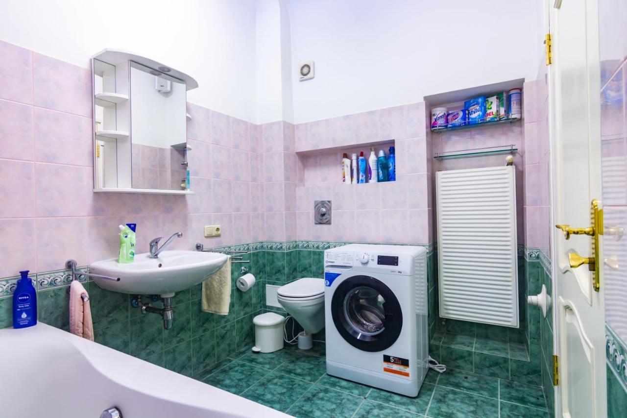 Classic Style Apartment In The Center Of Riga Bagian luar foto